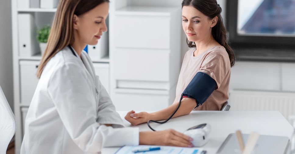 Medica fazendo Exames Medicos Ocupacionais em paciente